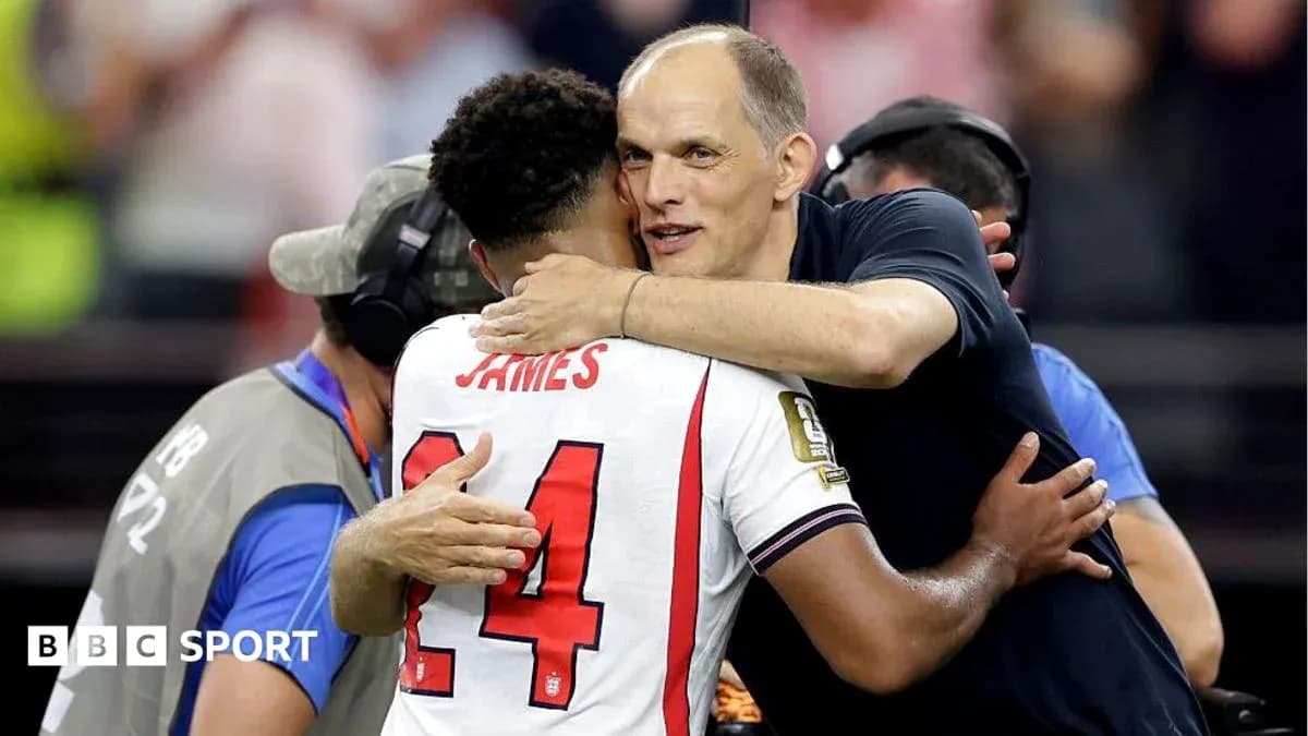 Jugador abrazando a su entrenador tras el partido
