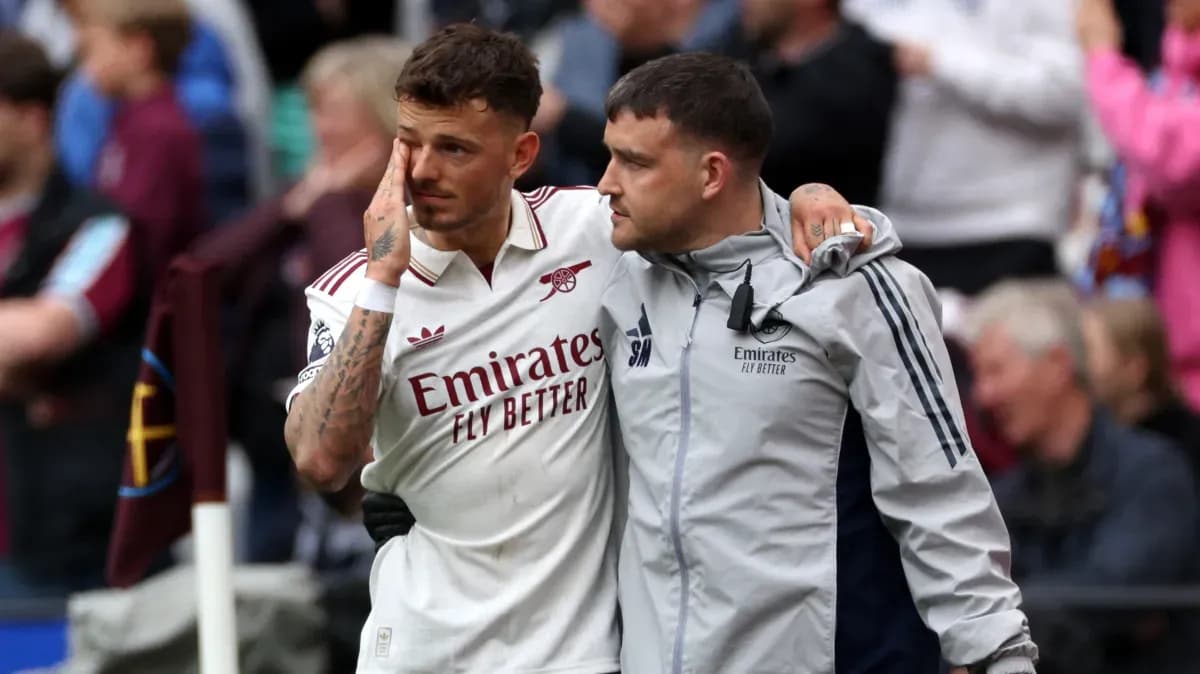 Jugador de Arsenal siendo asistido tras el partido