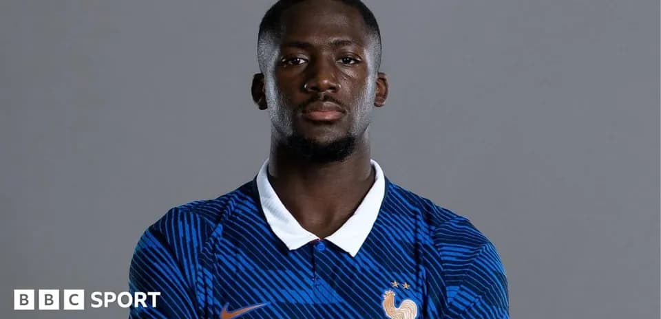 Jugador posando con la camiseta de Francia