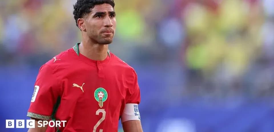 Jugador de Marruecos en camiseta roja en el campo