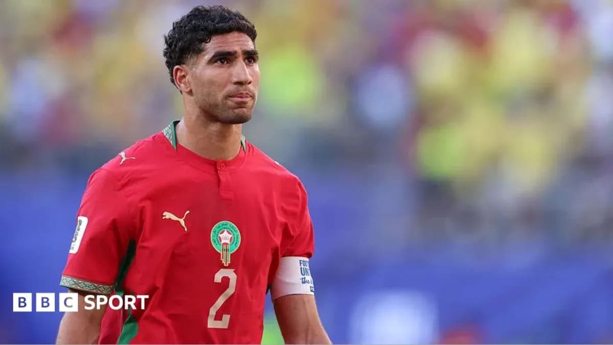 Jugador de Marruecos en camiseta roja en el campo