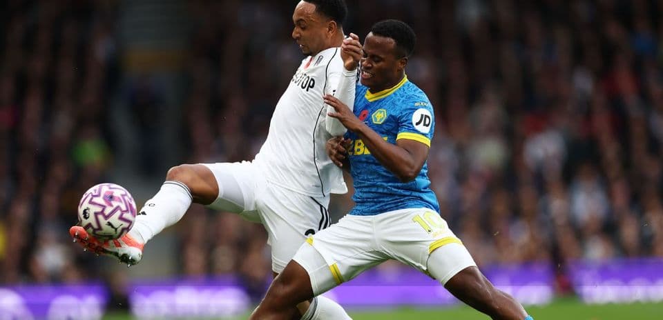 Jugador de Fulham compitiendo por el balón