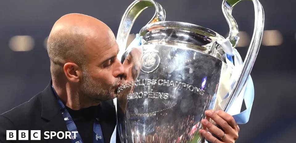 Entrenador besando el trofeo de la Champions League