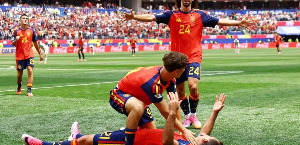Celebración de jugadores de España en el campo