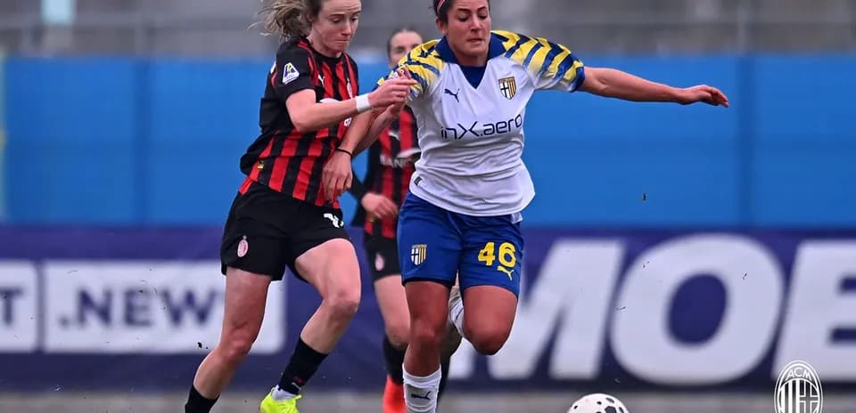 Dos jugadoras compitiendo por el balón en partido