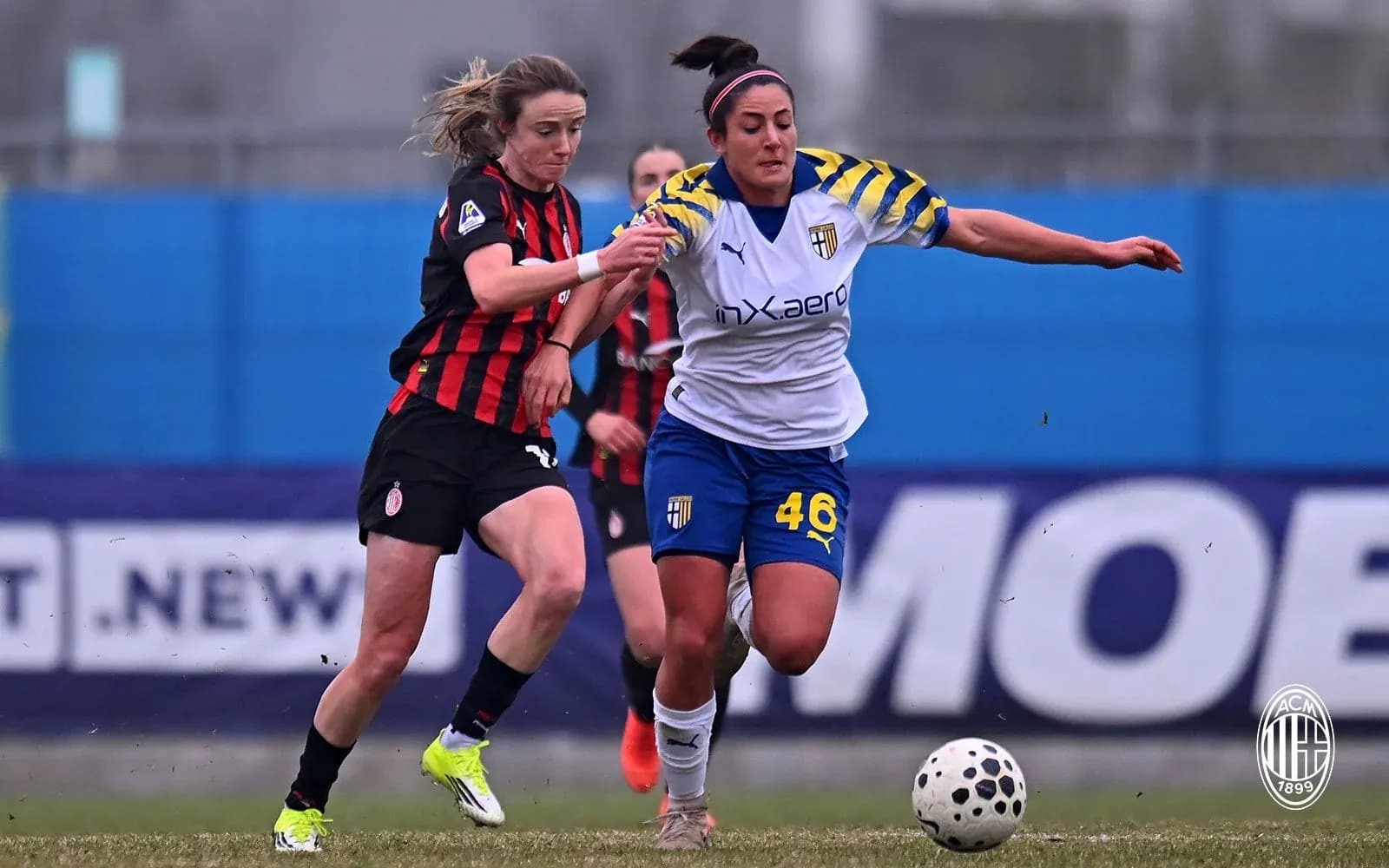 Dos jugadoras compitiendo por el balón en partido