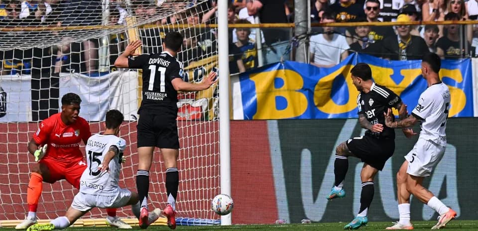 Jugadores de Como y Parma en acción