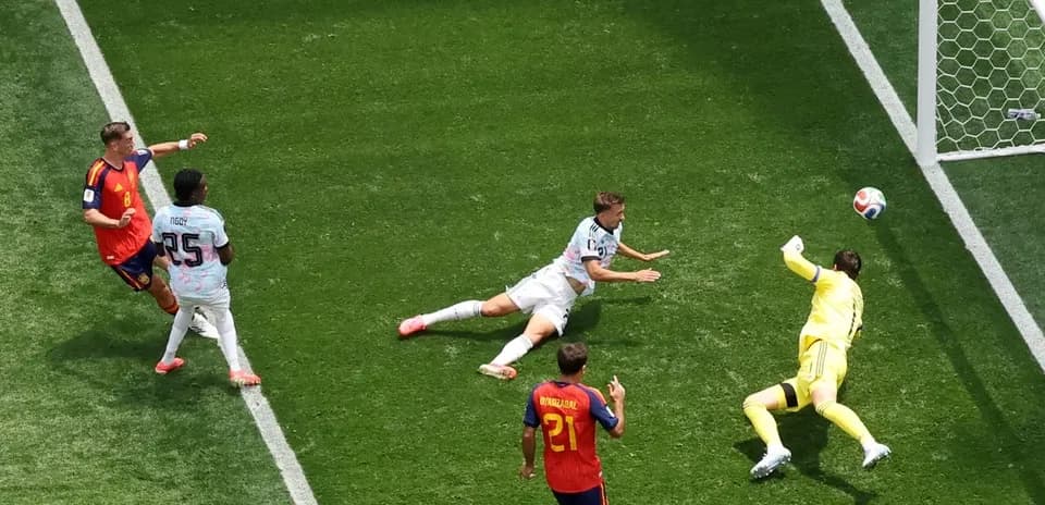 Jugadores en acción durante un partido de fútbol