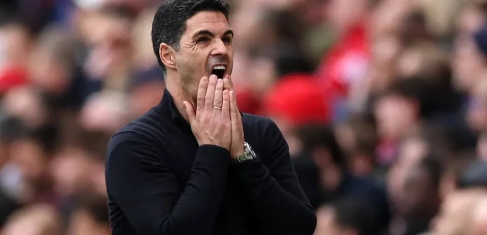 Entrenador dirigiendo desde la banda durante el partido