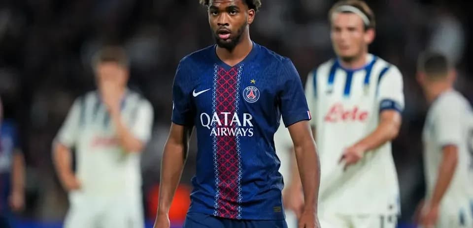 Jugador del PSG caminando durante el partido