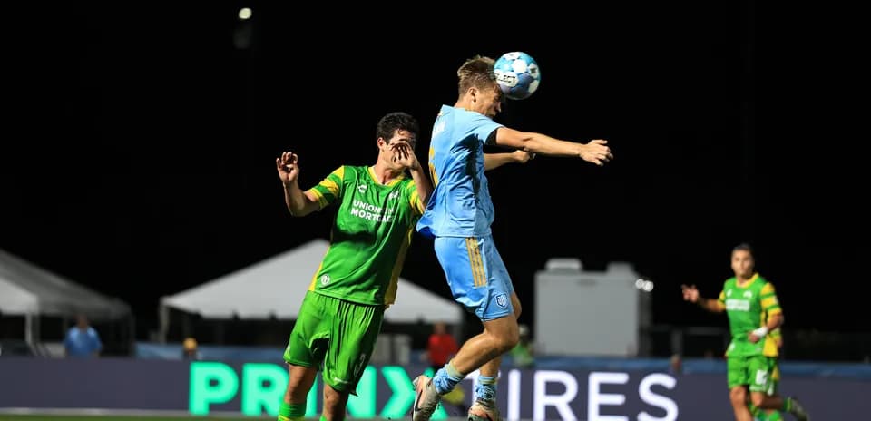 Jugador de Sporting JAX salta para cabecear