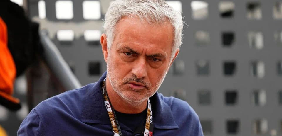 Entrenador en evento deportivo con mirada seria