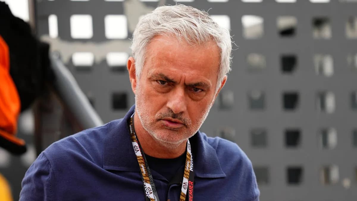 Entrenador en evento deportivo con mirada seria