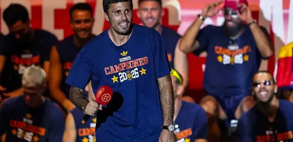 Jugador celebrando con equipo tras ganar campeonato