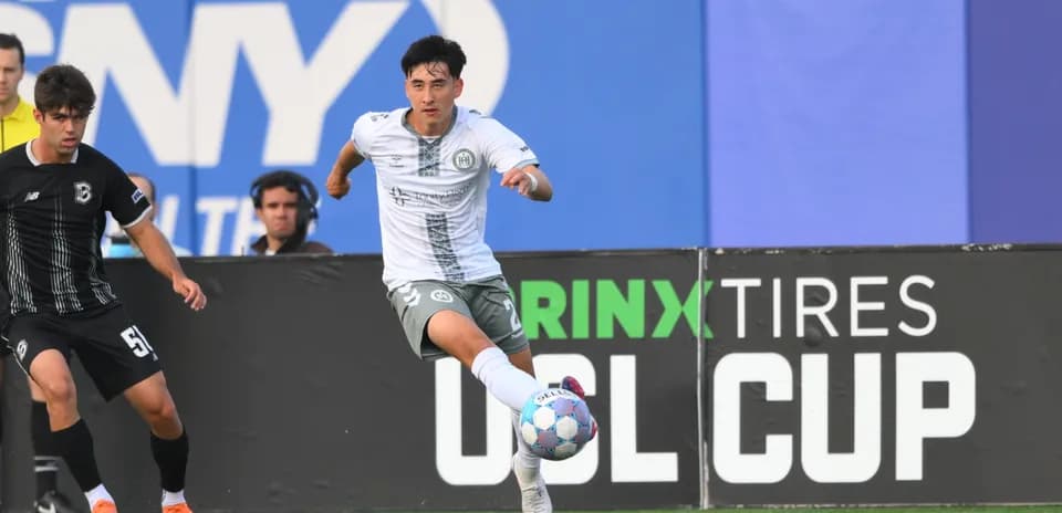 Jugador de Hartford Athletic en acción durante el partido