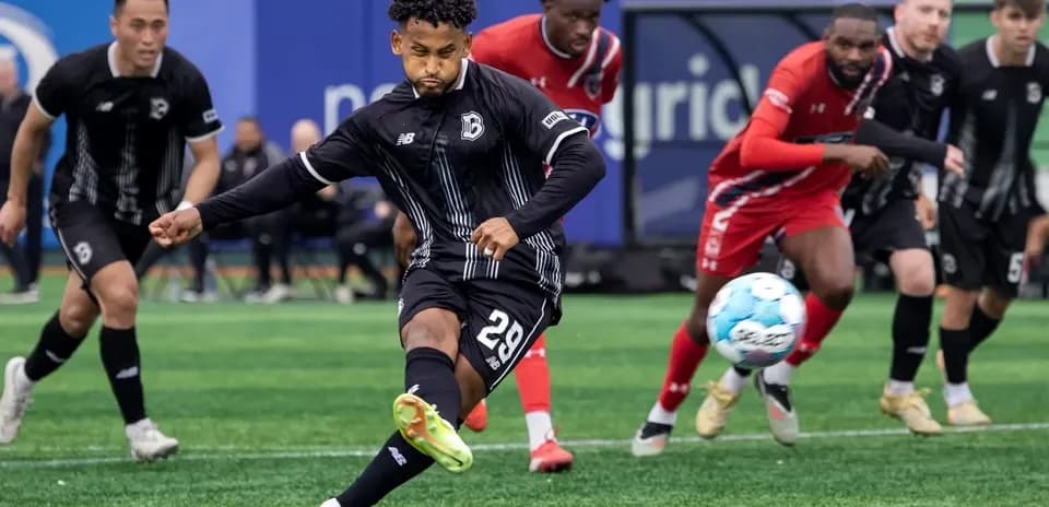 Jugador de Indy Eleven lanzando un penalti