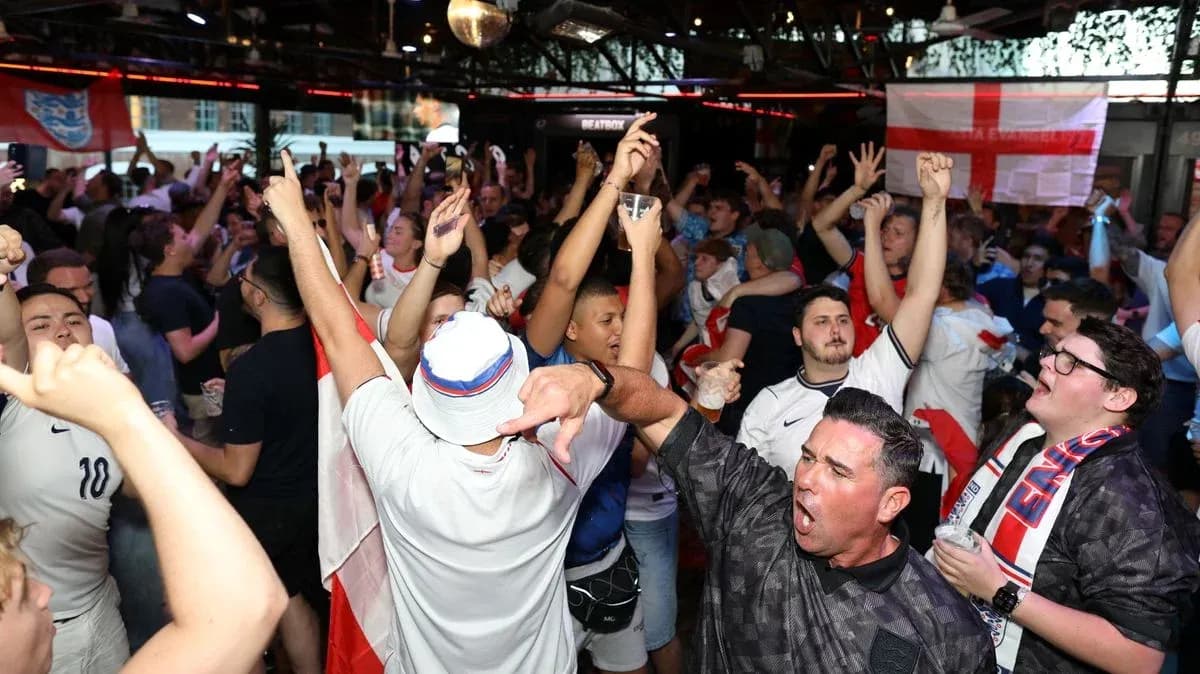 Aficionados celebrando en un bar durante un evento deportivo