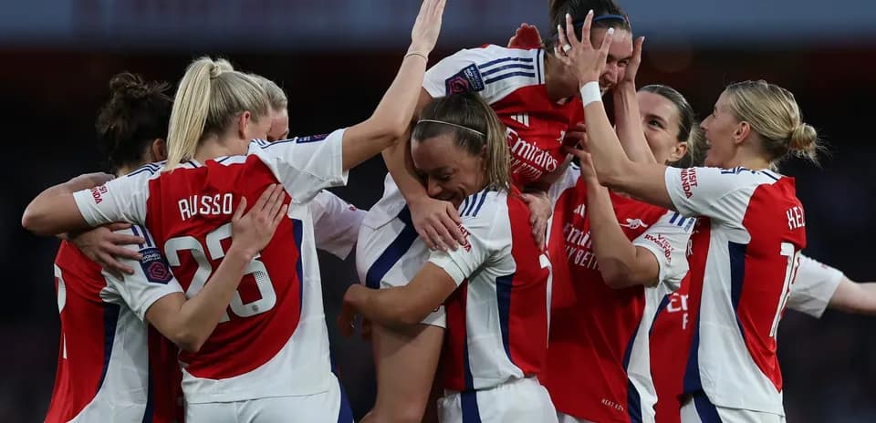 Jugadoras de Arsenal celebrando un gol