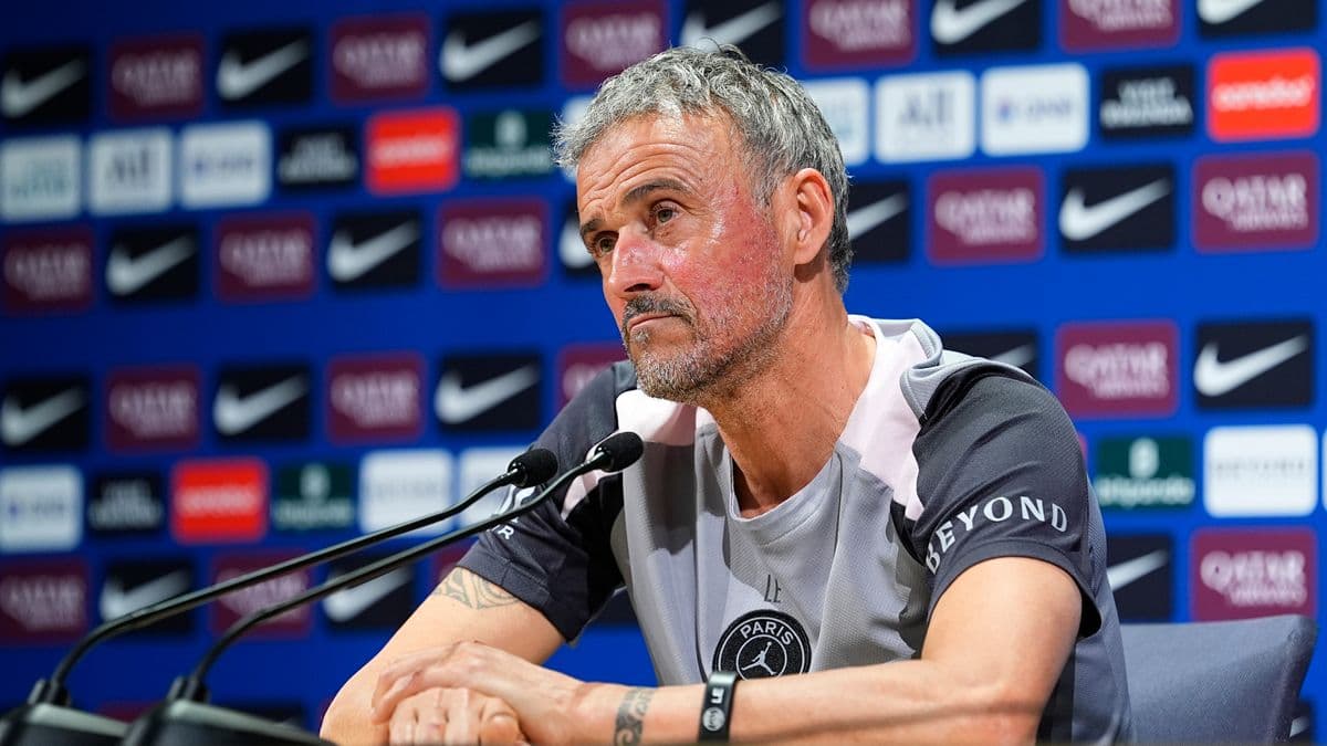 Entrenador en conferencia de prensa con micrófono