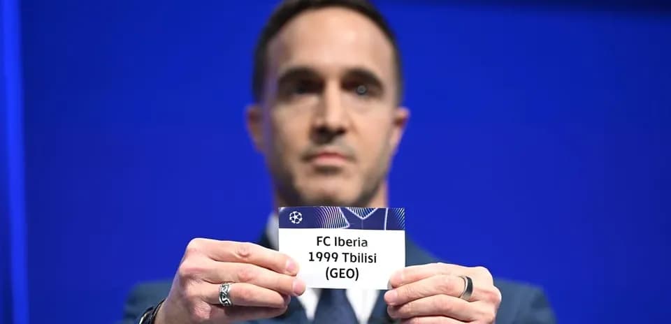 Persona sosteniendo un cartel de FC Iberia Tbilisi