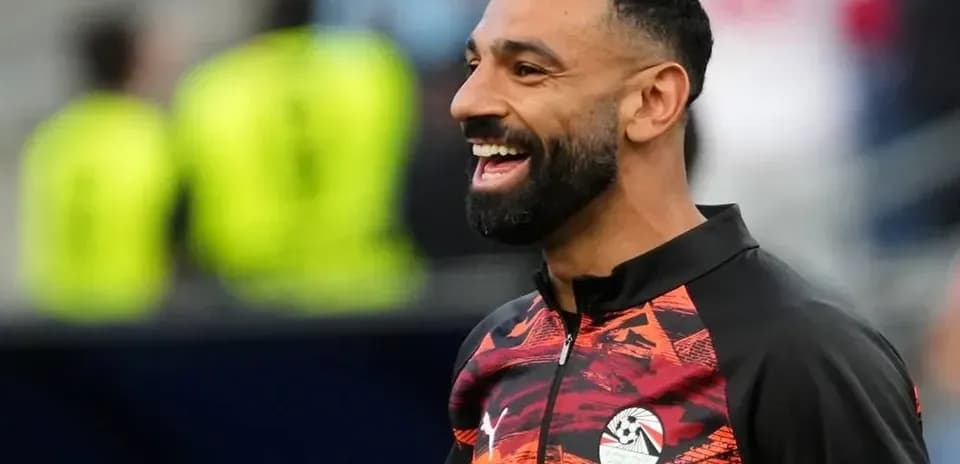 Jugador sonriente en el calentamiento antes del partido
