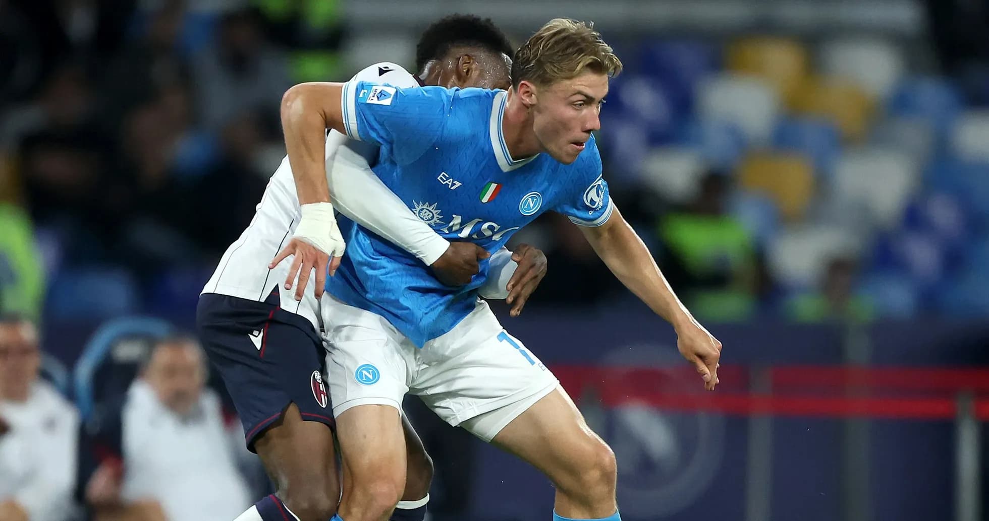 Jugador de Napoli luchando por el balón durante el partido