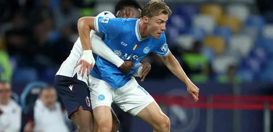 Jugador de Napoli luchando por el balón durante el partido