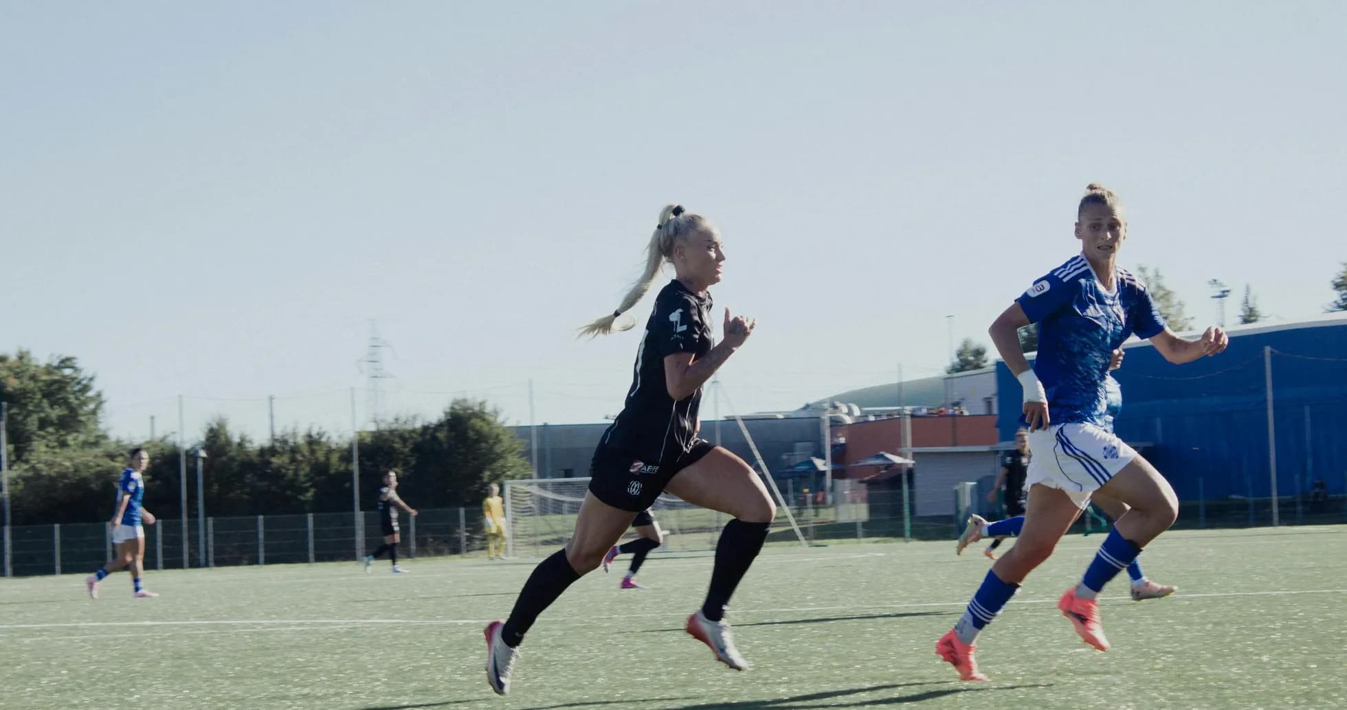 Jugadoras corriendo durante el partido de fútbol