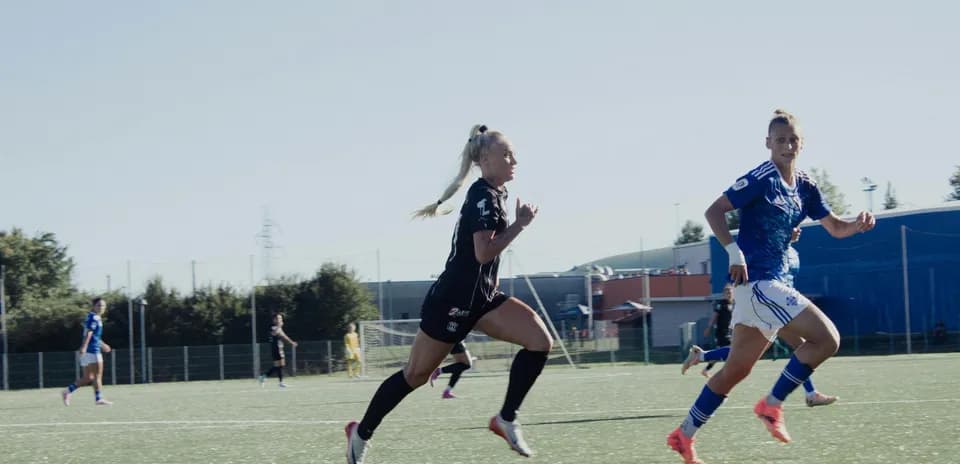 Jugadoras corriendo durante el partido de fútbol