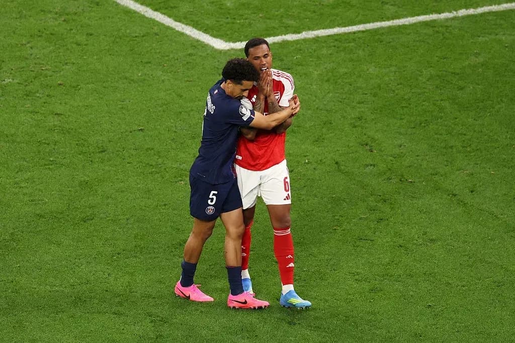 Dos jugadores abrazándose en el campo de fútbol