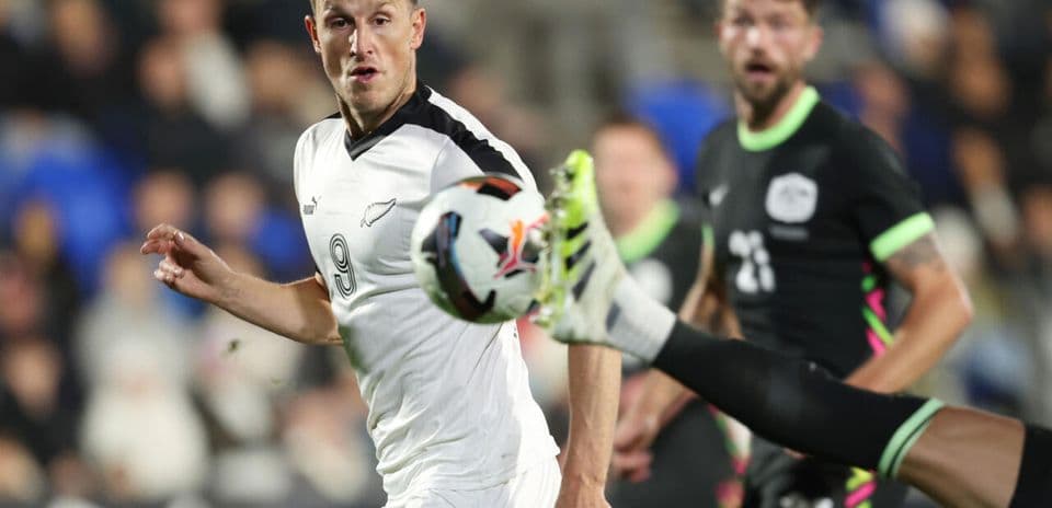 Jugador de Nueva Zelanda persiguiendo el balón en partido