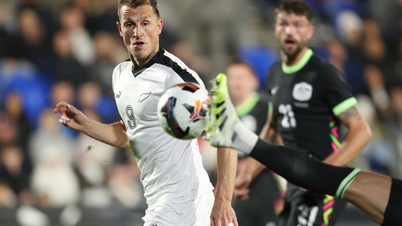 Jugador de Nueva Zelanda persiguiendo el balón en partido