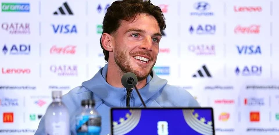 Jugador en conferencia de prensa sonriente