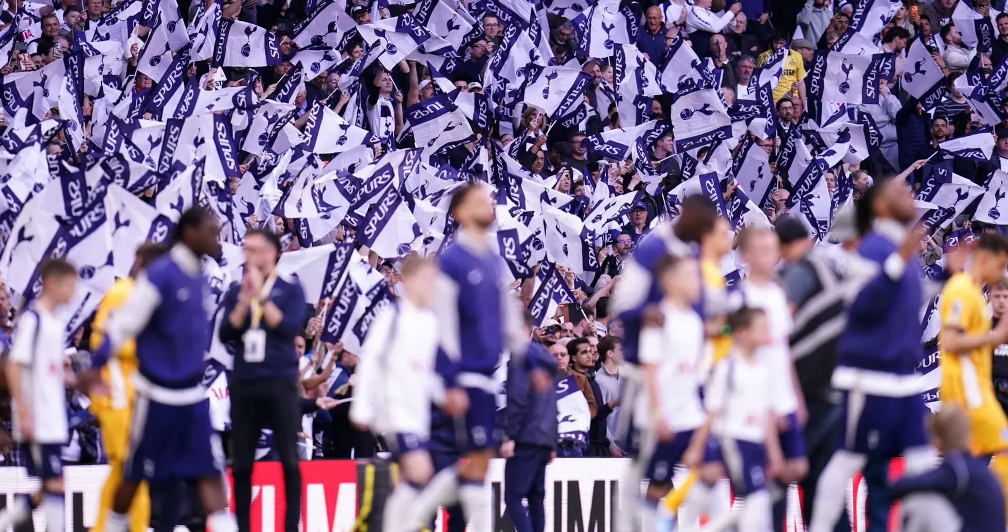 Aficionados de Spurs ondeando banderas en el estadio