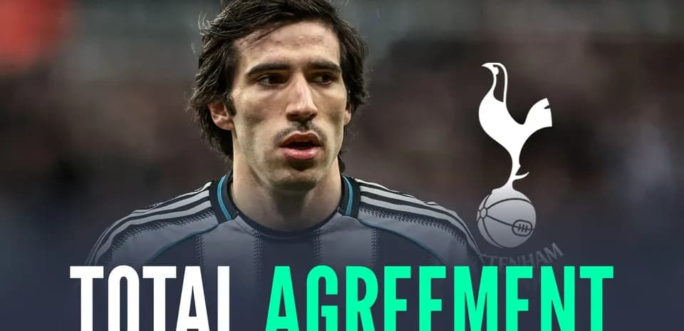 Jugador de fútbol con camiseta de Tottenham