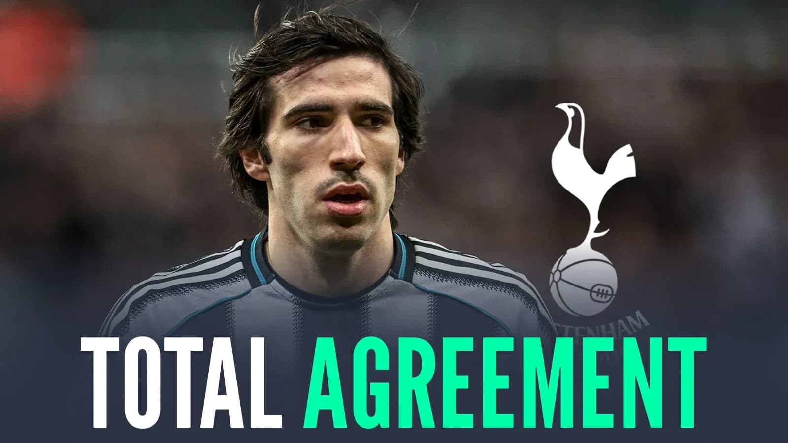 Jugador de fútbol con camiseta de Tottenham