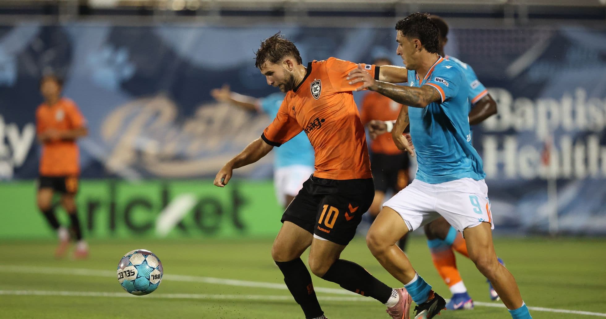 Jugador de Miami FC persigue el balón