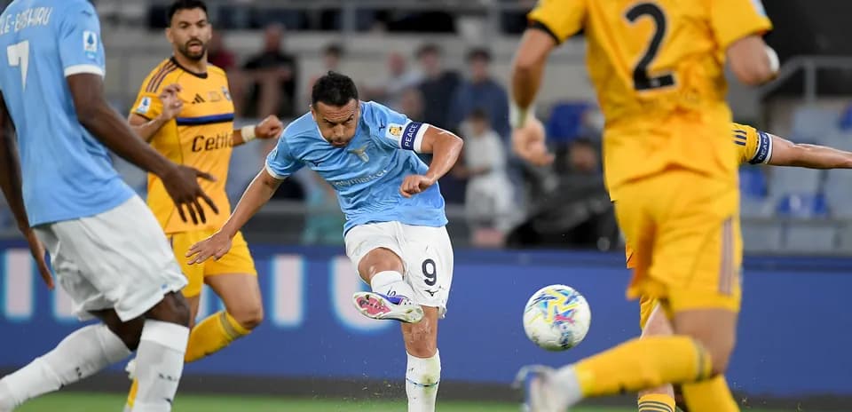 Jugador de Lazio disparando durante el partido