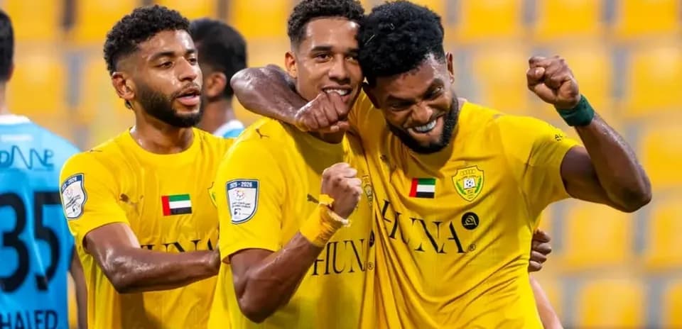 Jugadores de Al Jazira celebrando un gol