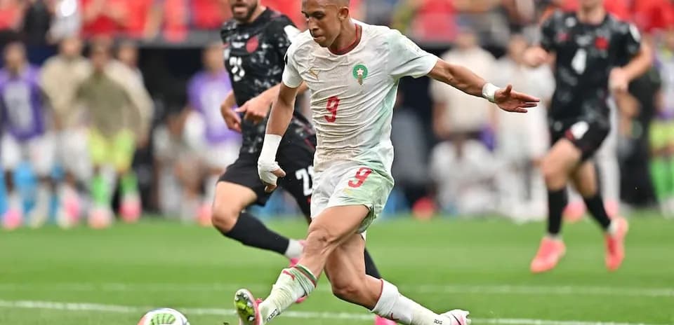 Jugador de Marruecos disparando a puerta