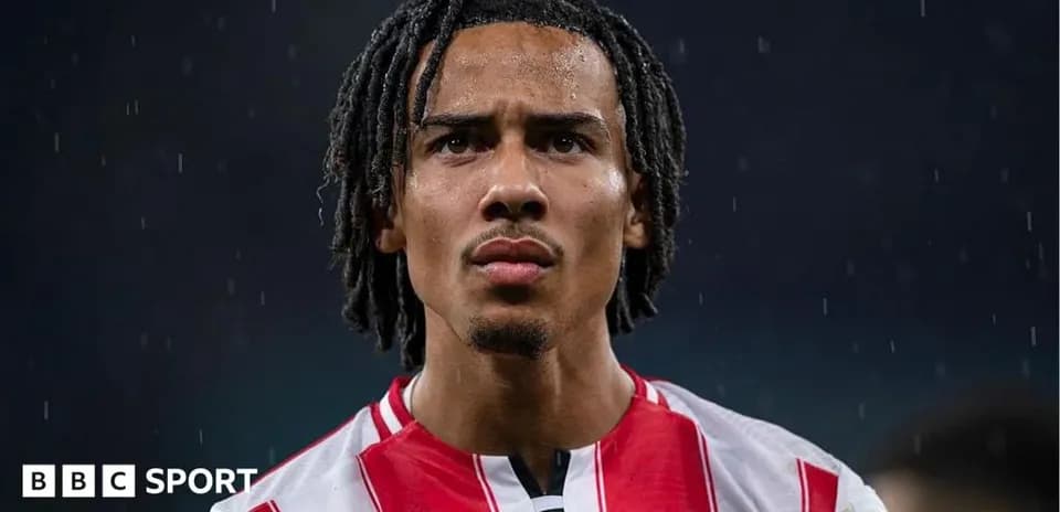 Jugador de Brentford bajo la lluvia en partido