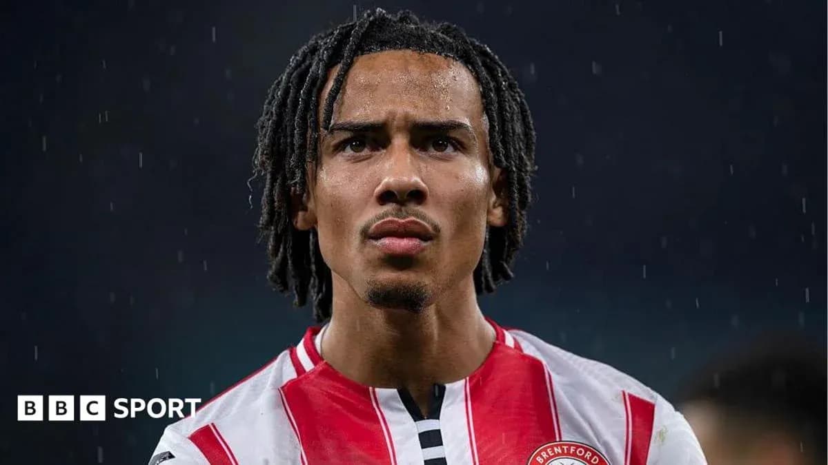 Jugador de Brentford bajo la lluvia en partido