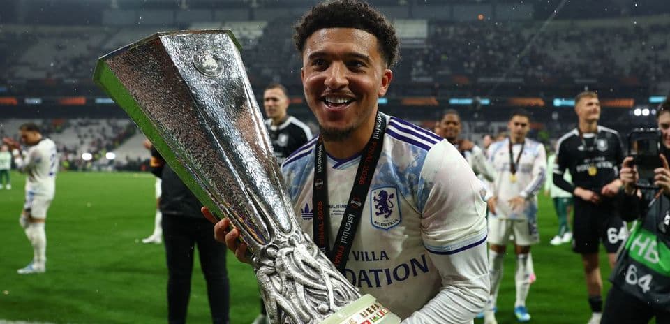 Jugador de Aston Villa sosteniendo el trofeo UEFA