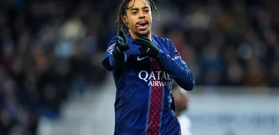 Jugador del PSG señalando durante el partido