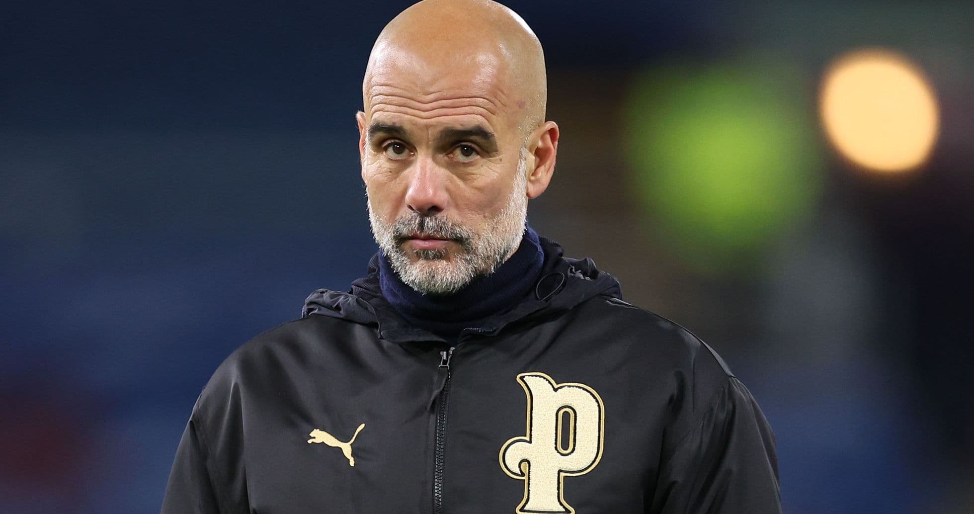 Entrenador en el campo durante un partido