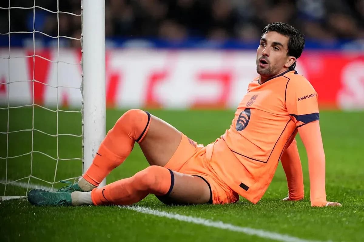 Portero sentado en el campo junto a la red
