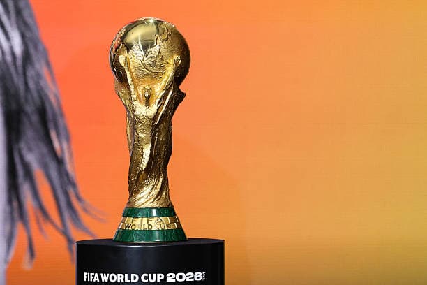 Trofeo de la Copa Mundial FIFA 2026 en pedestal