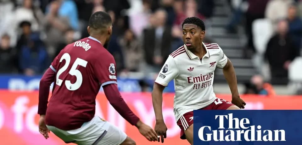 Jugador de Arsenal driblando frente a defensor de Aston Villa