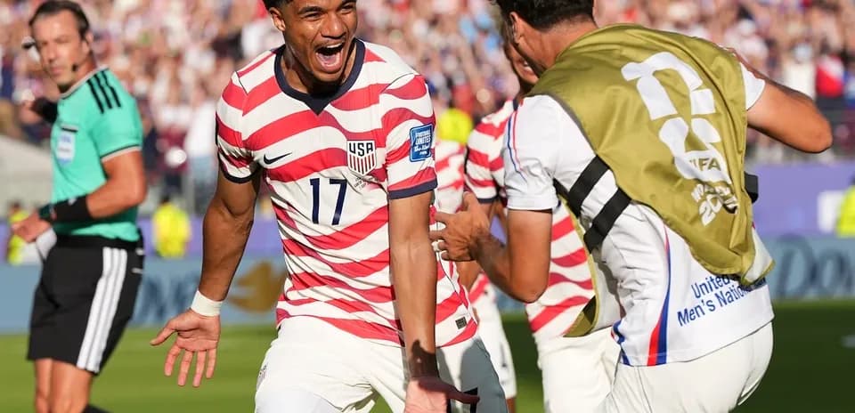 Jugador de EE.UU. celebrando un gol