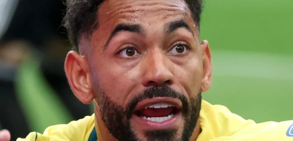 Jugador de fútbol con expresión intensa durante el partido